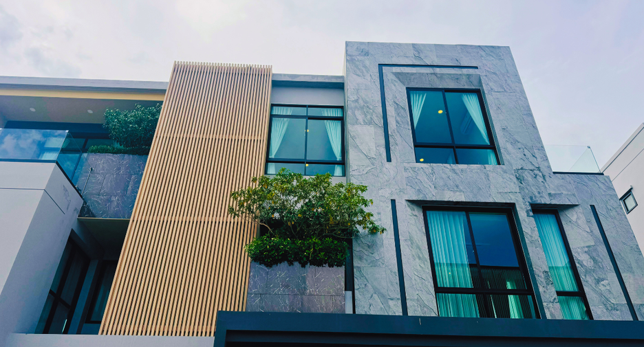 For sale 4 bedrooms house in Mueang Nonthaburi, Nonthaburi