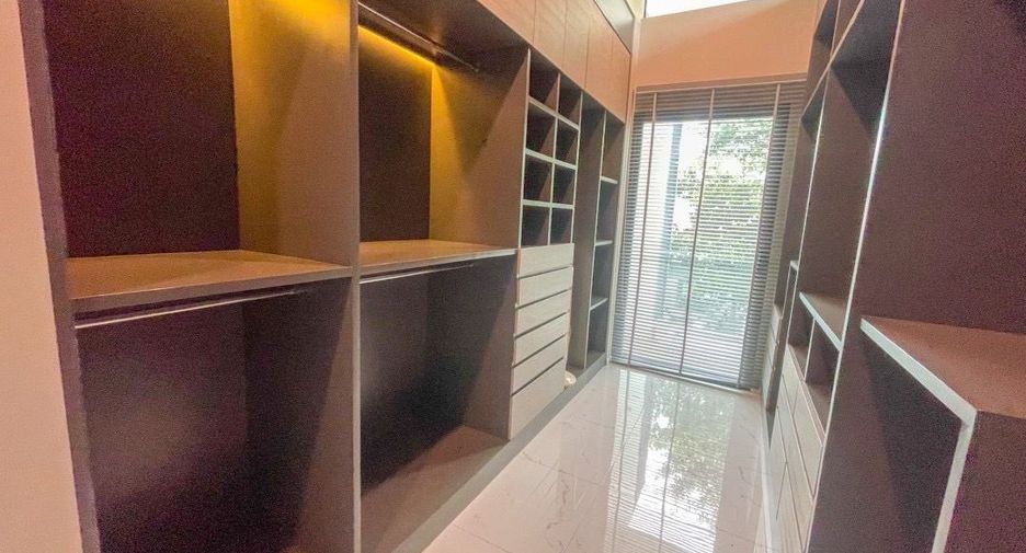 For sale 4 bedrooms house in Mueang Chiang Mai, Chiang Mai