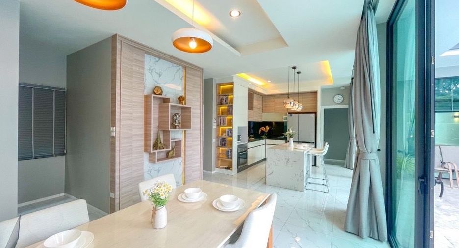 For sale 4 bedrooms house in Mueang Chiang Mai, Chiang Mai