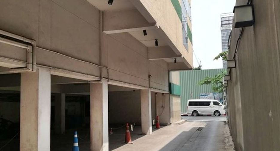 For rent 4 bedrooms retail Space in Pathum Wan, Bangkok