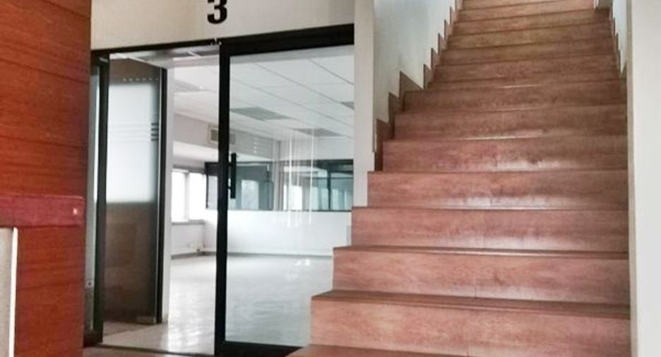 For rent 4 bedrooms retail Space in Pathum Wan, Bangkok