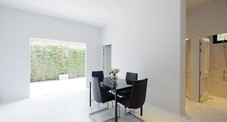 For sale 5 bedrooms house in Saphan Sung, Bangkok