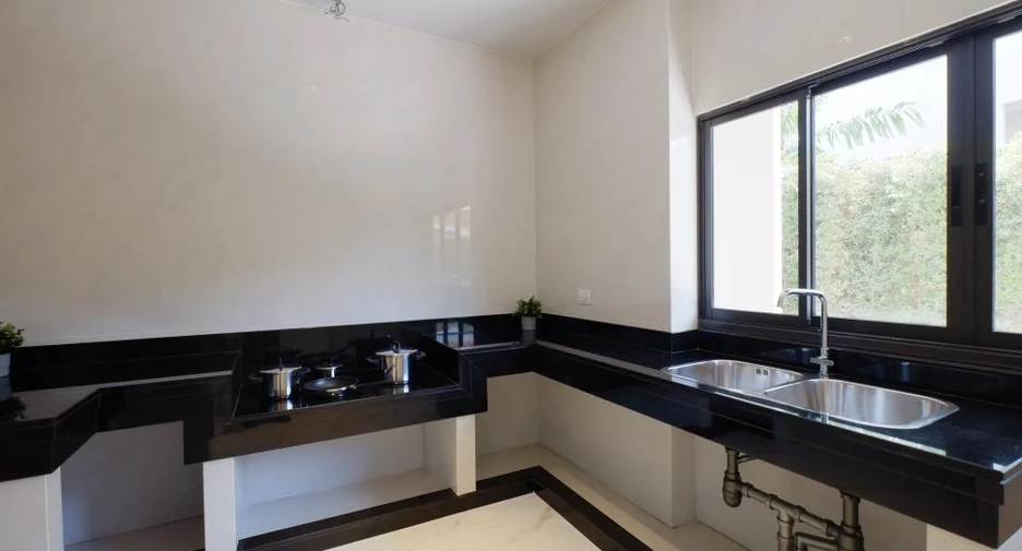 For sale 5 bedrooms house in Saphan Sung, Bangkok