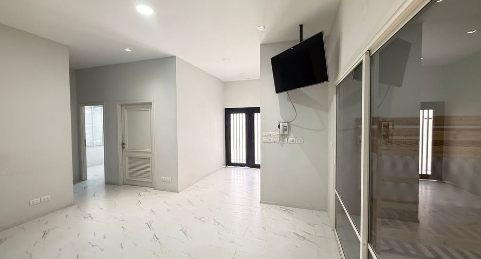 For sale 5 bedrooms house in Saphan Sung, Bangkok