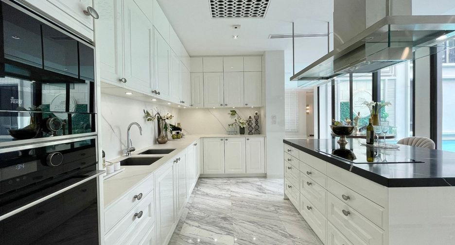 For sale 5 bedrooms house in Saphan Sung, Bangkok
