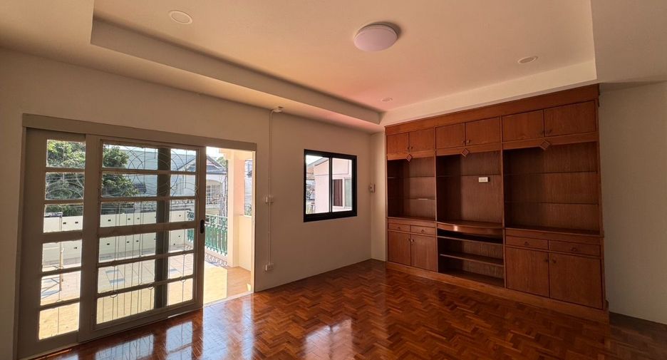 Reihenhaus zum Kauf mit 4 Zimmer in Mueang Chiang Mai, Chiang Mai