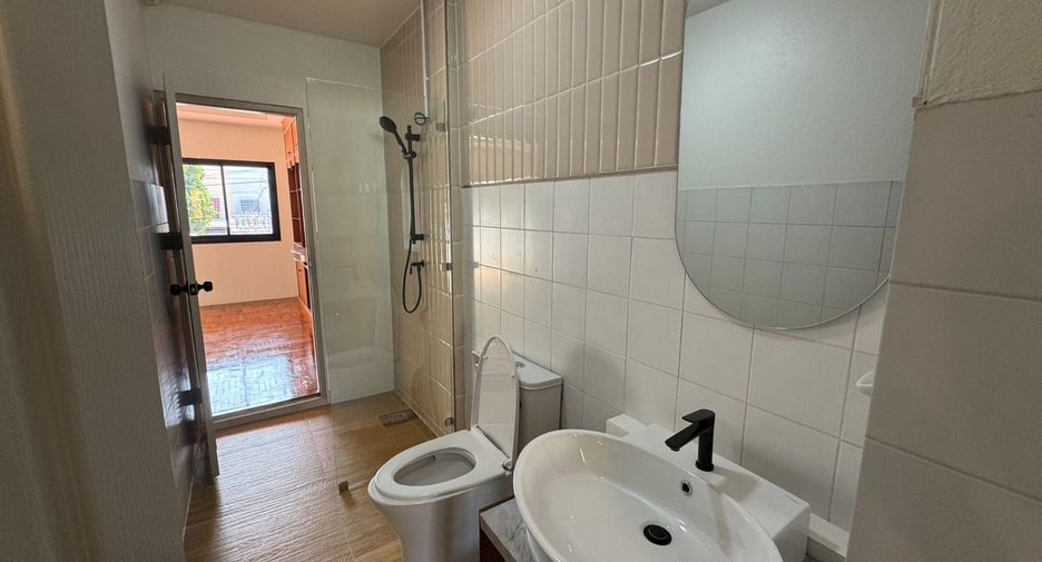 Reihenhaus zum Kauf mit 4 Zimmer in Mueang Chiang Mai, Chiang Mai