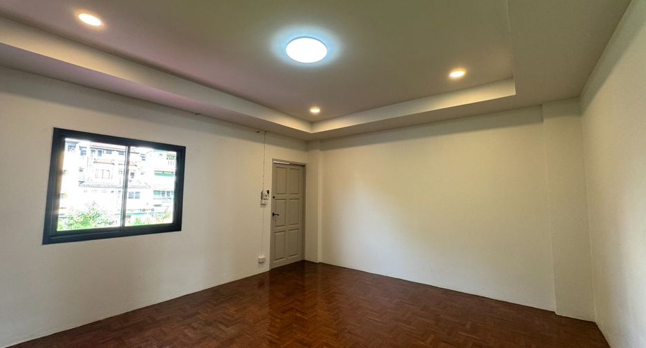 Reihenhaus zum Kauf mit 4 Zimmer in Mueang Chiang Mai, Chiang Mai