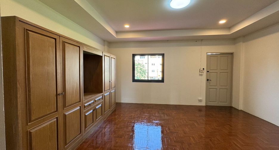 Reihenhaus zum Kauf mit 4 Zimmer in Mueang Chiang Mai, Chiang Mai