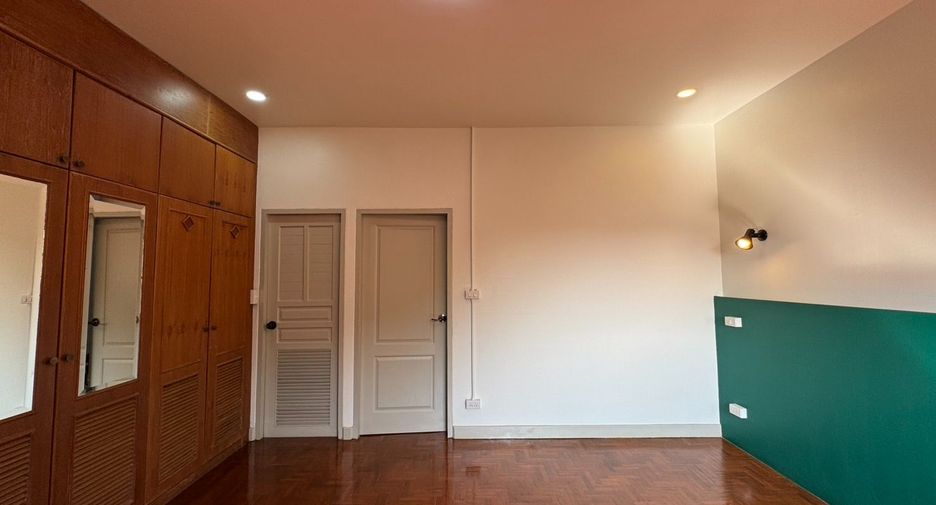 Reihenhaus zum Kauf mit 4 Zimmer in Mueang Chiang Mai, Chiang Mai