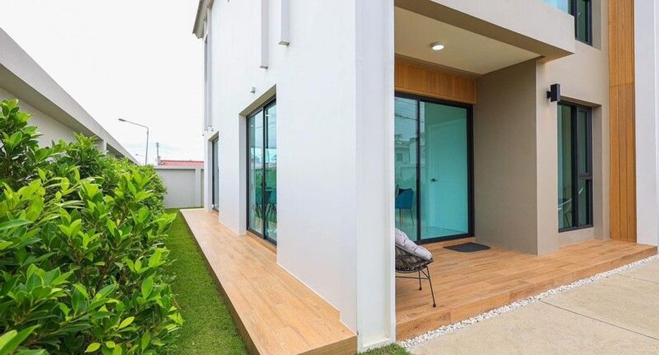 Casa adosada en venta de 4 habitaciones en Sam Phran, Nakhon Pathom