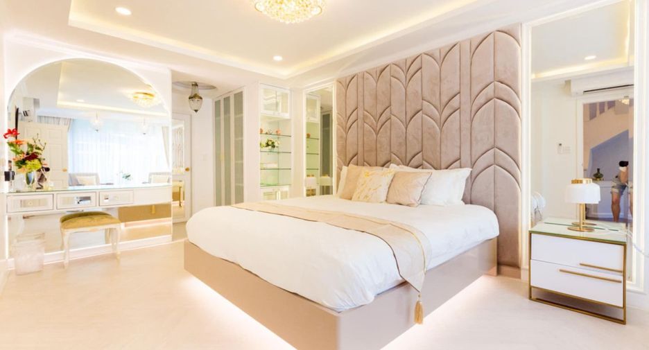 For rent 4 bedrooms townhouse in Lat Phrao, Bangkok