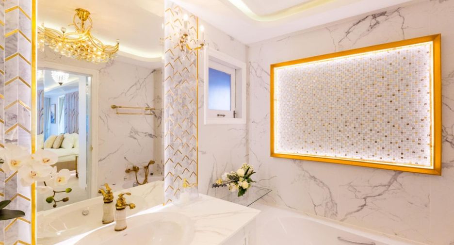 For rent 4 bedrooms townhouse in Lat Phrao, Bangkok