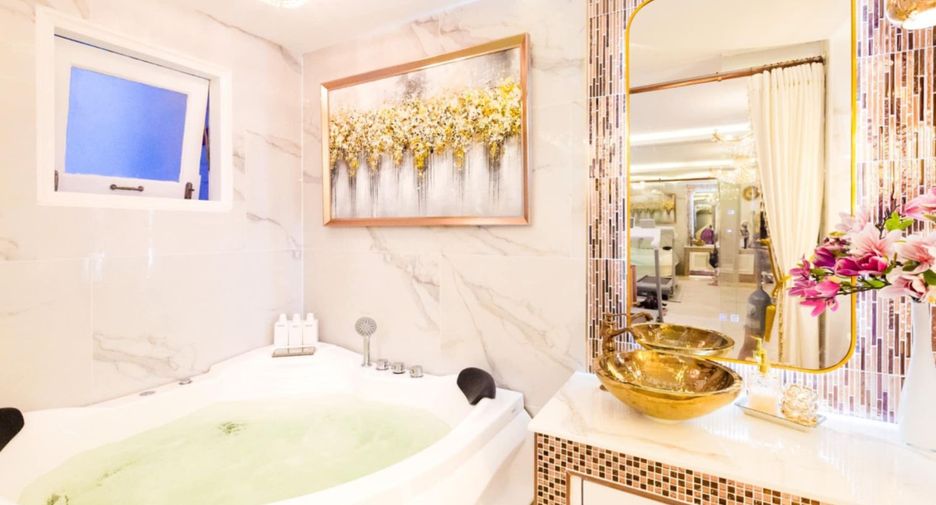 For rent 4 bedrooms townhouse in Lat Phrao, Bangkok