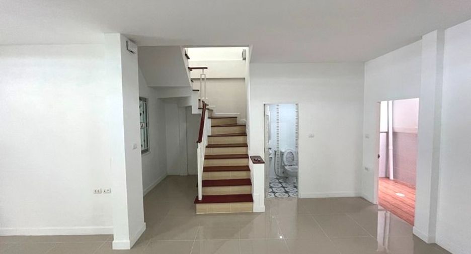 Casa adosada en venta de 3 habitaciones en Khlong Sam Wa, Bangkok