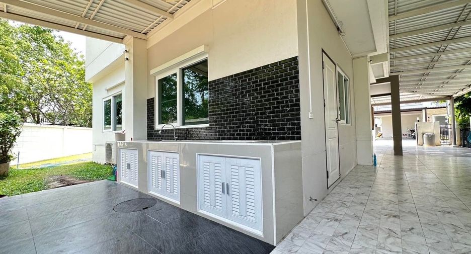 For sale 4 bedrooms house in Mueang Chiang Mai, Chiang Mai