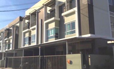 For rent 3 Beds townhouse in Saphan Sung, Bangkok