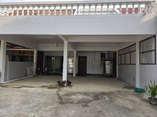 For rent 4 bedrooms townhouse in Mueang Chiang Mai, Chiang Mai