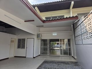 For rent 4 bedrooms townhouse in Mueang Chiang Mai, Chiang Mai