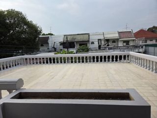 For rent 4 bedrooms townhouse in Mueang Chiang Mai, Chiang Mai