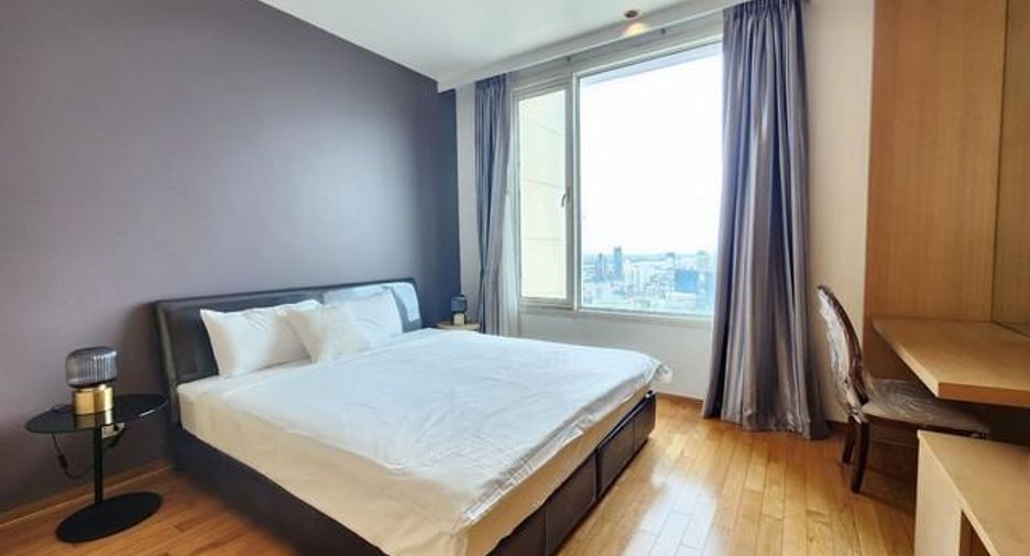 For rent 3 bedrooms condo in Sathon, Bangkok