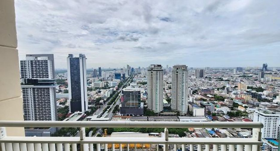 For rent 3 bedrooms condo in Sathon, Bangkok