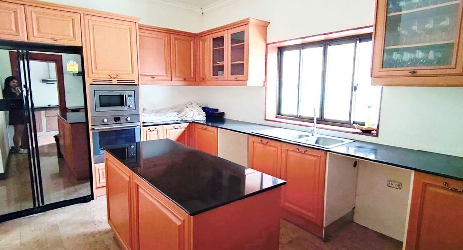 For rent 6 bedrooms villa in Hang Dong, Chiang Mai