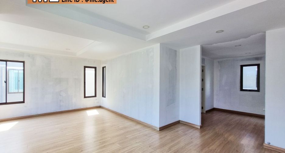 For sale 4 bedrooms house in Suan Luang, Bangkok