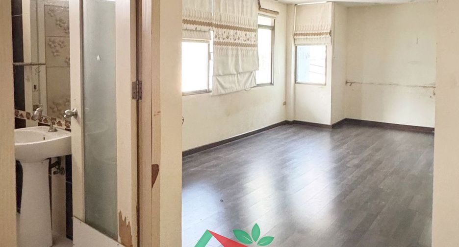 For sale 4 bedrooms retail Space in Bangkok Yai, Bangkok