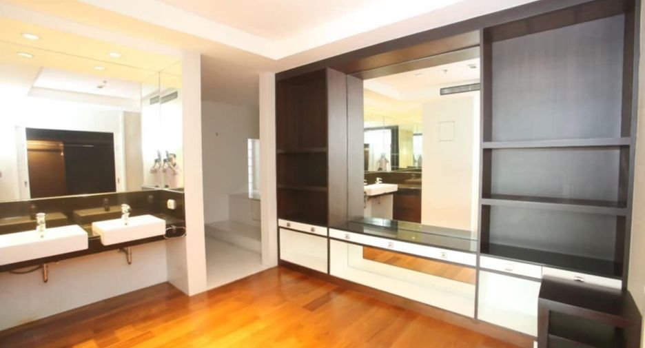 For rent 4 bedrooms condo in Pathum Wan, Bangkok