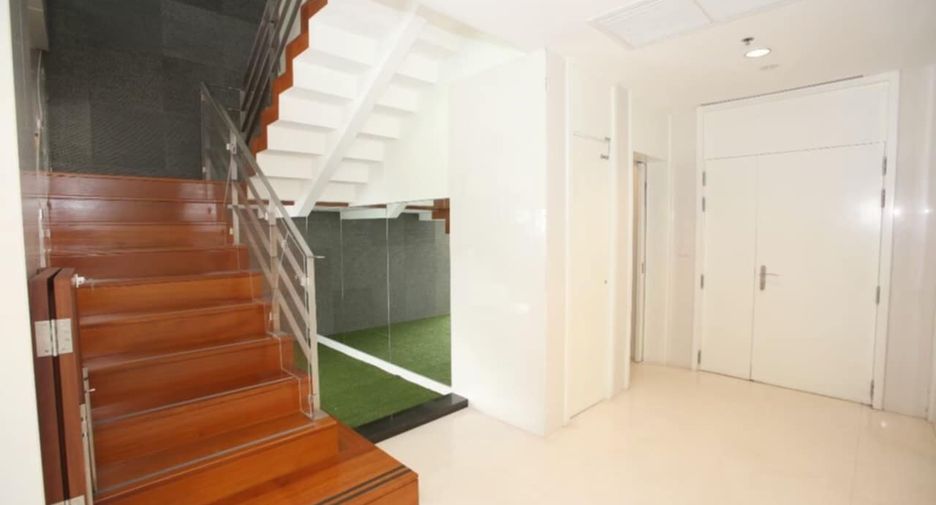 For rent 4 bedrooms condo in Pathum Wan, Bangkok