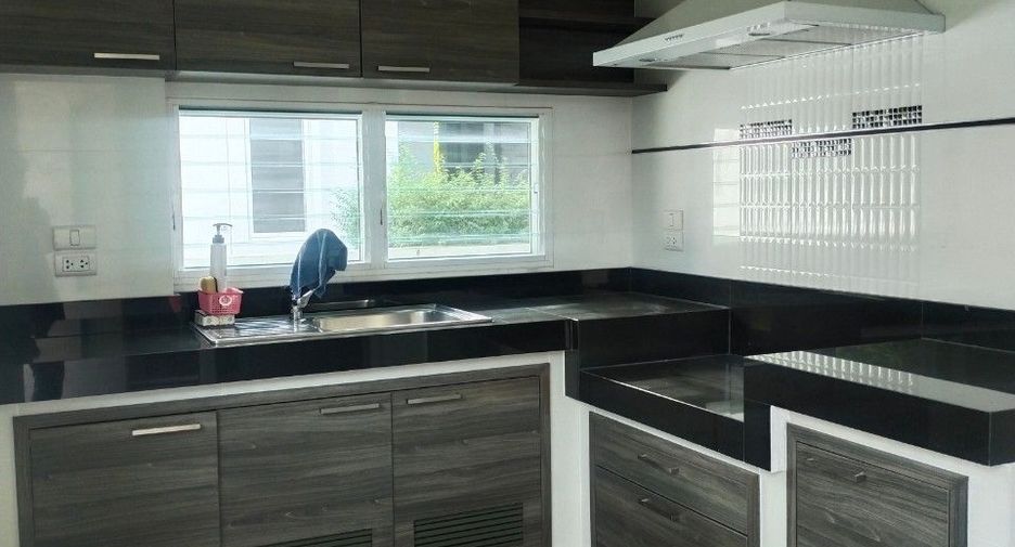 For sale 4 bedrooms house in Mueang Chiang Mai, Chiang Mai