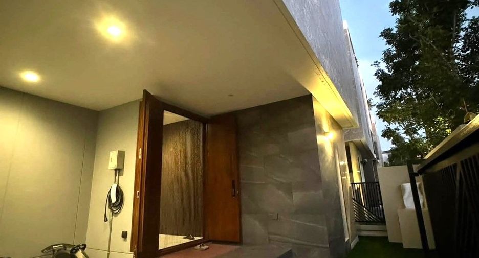 For rent 4 bedrooms house in Saphan Sung, Bangkok