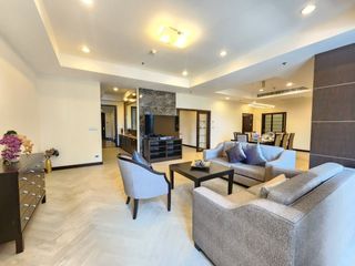 À louer 3 chambres appartement avec services à Khlong Toei, Bangkok