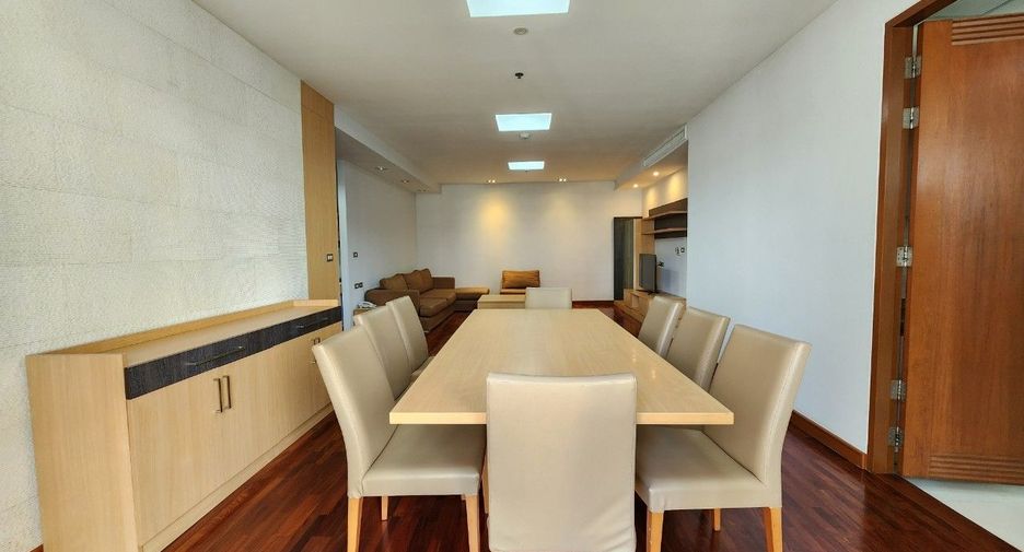 For rent 3 bedrooms apartment in Khlong Toei, Bangkok