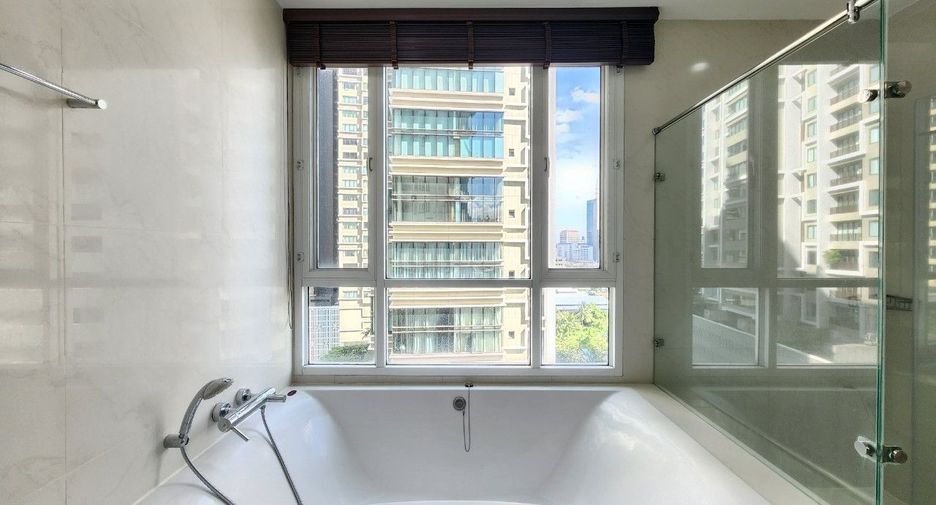 For rent 3 bedrooms apartment in Khlong Toei, Bangkok