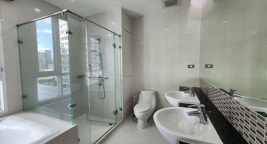 For rent 3 bedrooms apartment in Khlong Toei, Bangkok