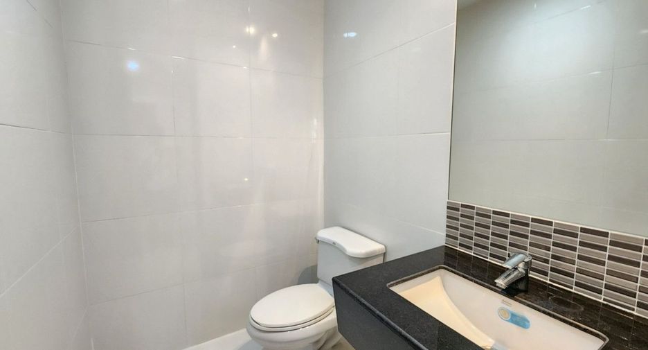For rent 3 bedrooms apartment in Khlong Toei, Bangkok