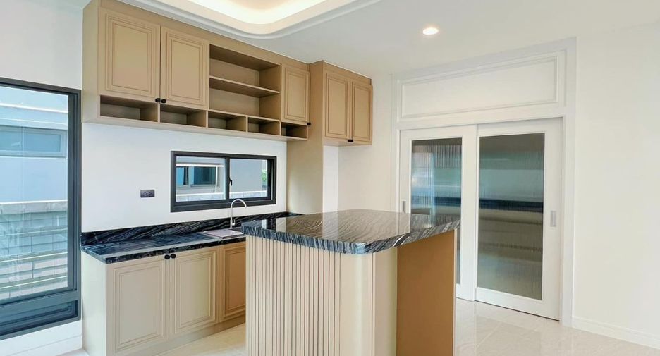 For rent and for sale 4 bedrooms house in Bangkok Noi, Bangkok