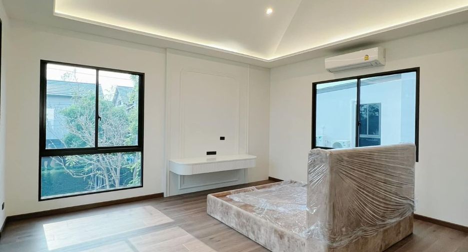 For rent and for sale 4 bedrooms house in Bangkok Noi, Bangkok