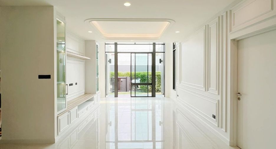 For rent and for sale 4 bedrooms house in Bangkok Noi, Bangkok