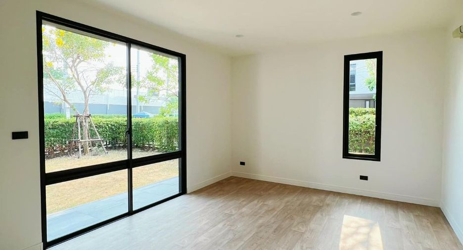 For rent and for sale 4 bedrooms house in Bangkok Noi, Bangkok