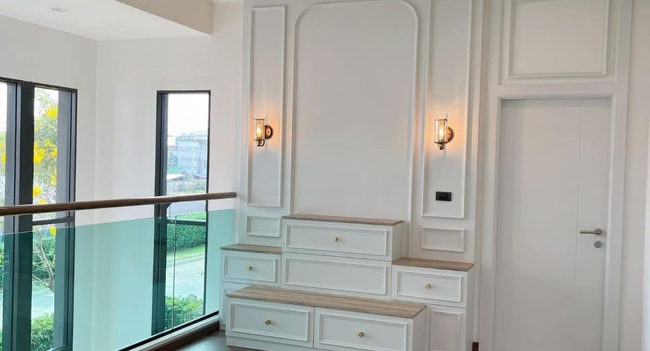 For rent and for sale 4 bedrooms house in Bangkok Noi, Bangkok