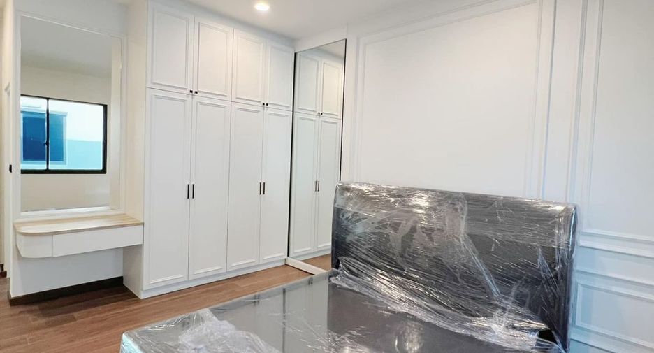 For rent and for sale 4 bedrooms house in Bangkok Noi, Bangkok