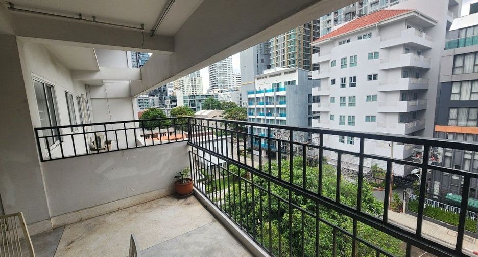 For rent 3 bedrooms apartment in Khlong Toei, Bangkok