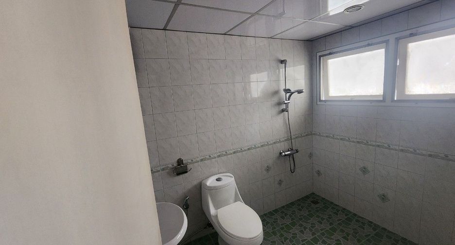 For rent 3 bedrooms apartment in Khlong Toei, Bangkok