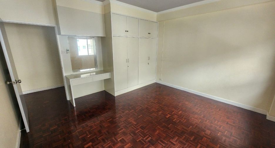 For rent 3 bedrooms apartment in Khlong Toei, Bangkok