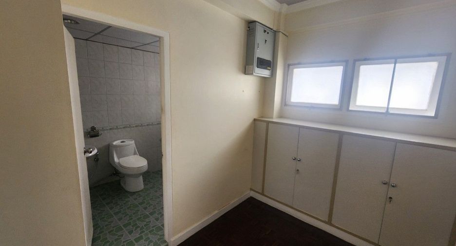 For rent 3 bedrooms apartment in Khlong Toei, Bangkok