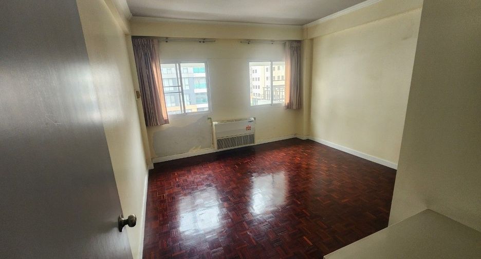 For rent 3 bedrooms apartment in Khlong Toei, Bangkok