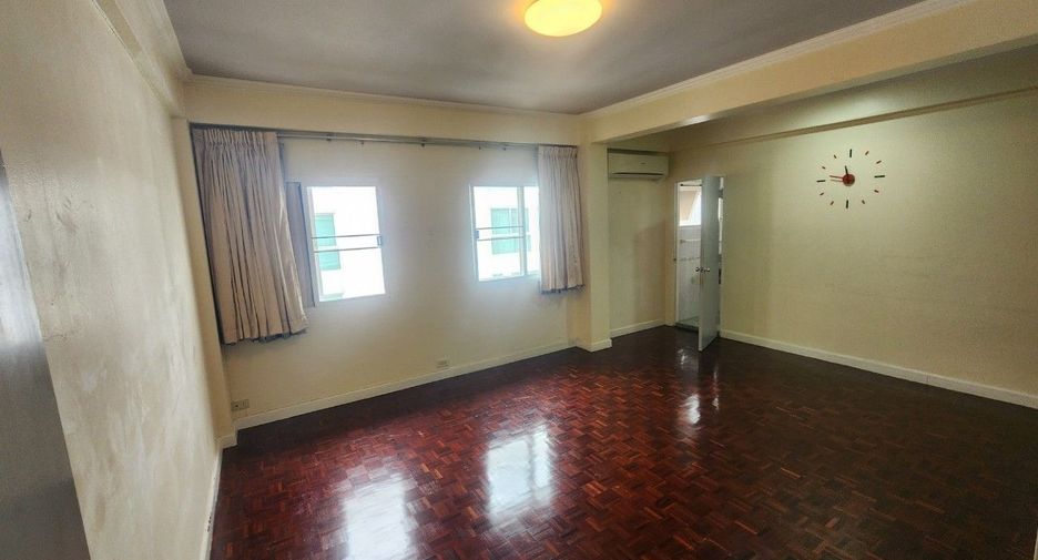 For rent 3 bedrooms apartment in Khlong Toei, Bangkok